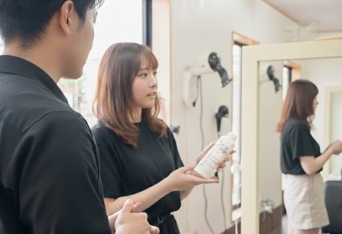 美容師推奨のスピリッツのアウトバストリートメントでダメージや広がりをケアし、艶やかに仕上げた髪