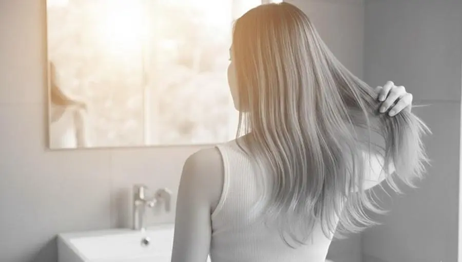 ヘアミルク ドロップエッジ2でスタイリング中の様子。毛先まで均一に馴染み、うねりを抑制する